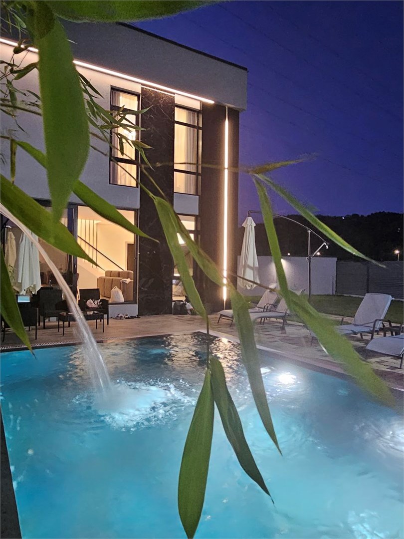 Вилла с видом на реку и личным бассейном в Вилла Мзымта