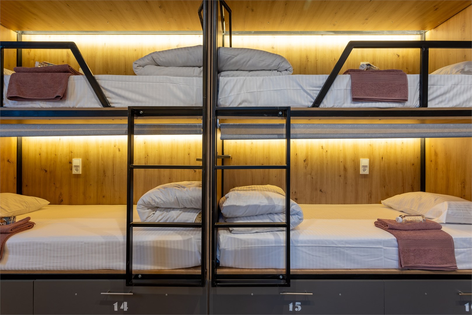 1. Кровать в общем 8-местном номере для мужчин в M&D Host