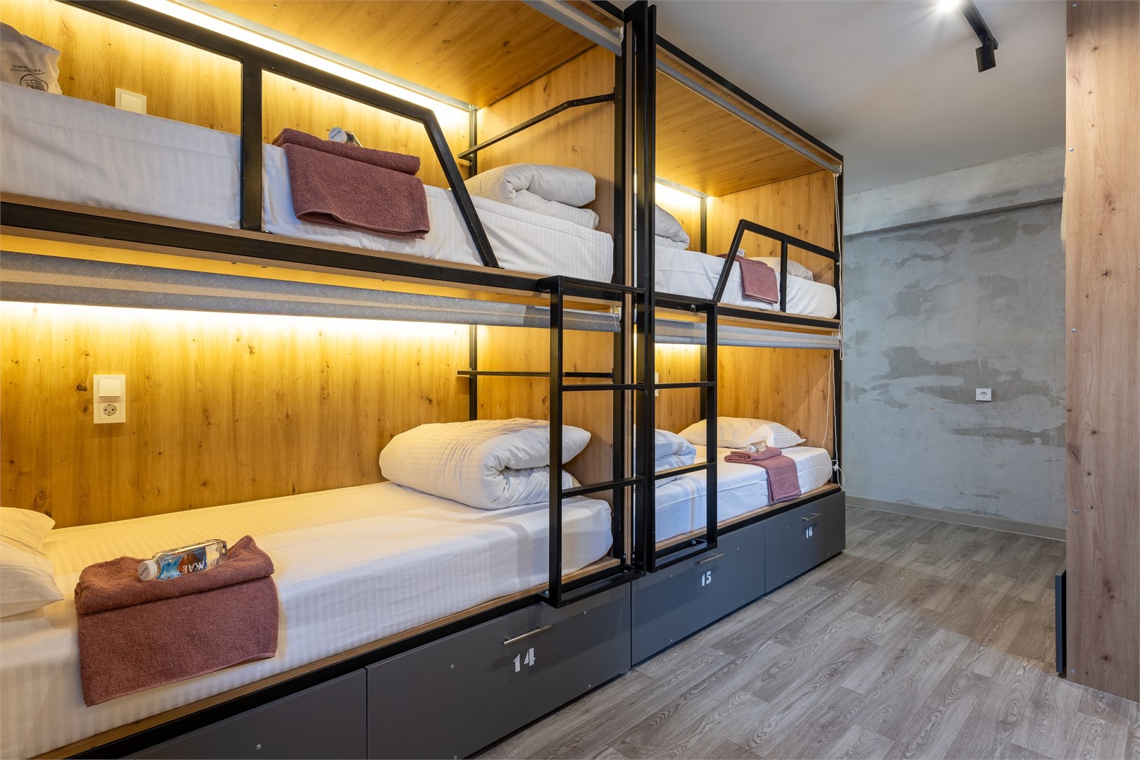 1. Кровать в общем 8-местном номере для мужчин в M&D Host