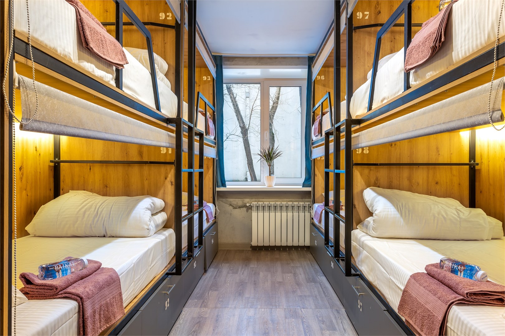 1. Кровать в общем 8-местном номере для мужчин в M&D Host