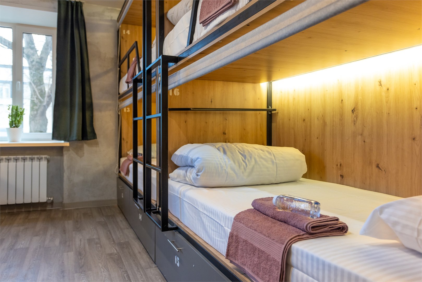 2. Кровать в общем 8-местном номере для мужчин в M&D Host