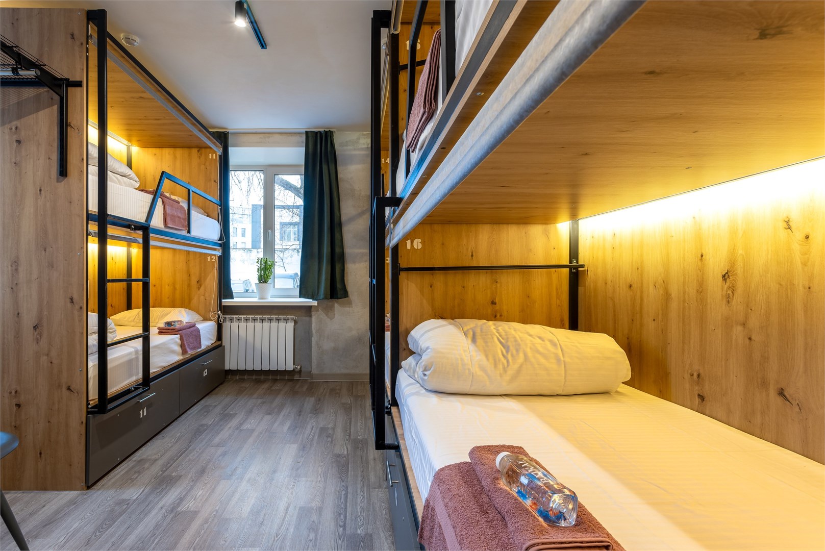 2. Кровать в общем 8-местном номере для мужчин в M&D Host