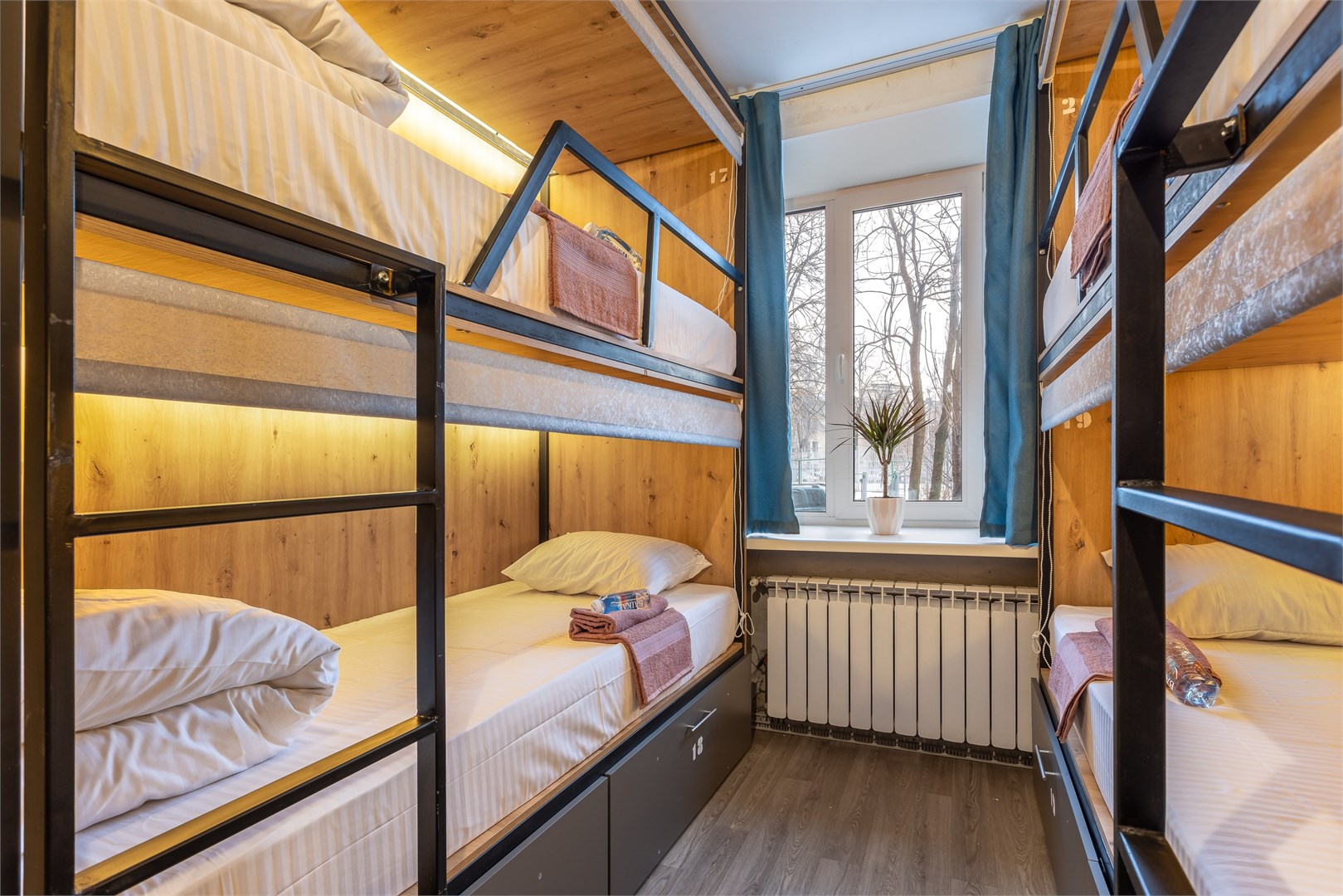 3. Кровать в общем 6-местном номере для мужчин в M&D Host