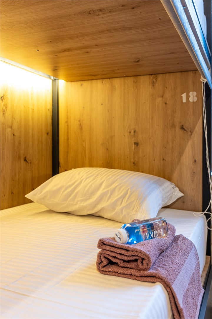 3. Кровать в общем 6-местном номере для мужчин в M&D Host