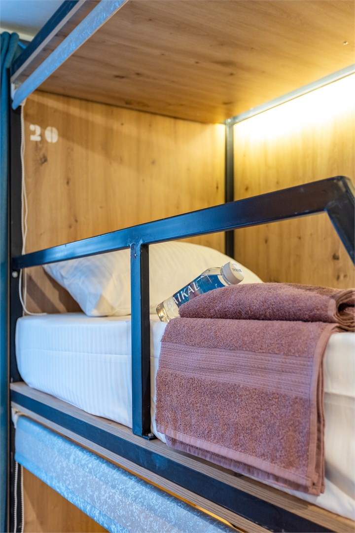 3. Кровать в общем 6-местном номере для мужчин в M&D Host