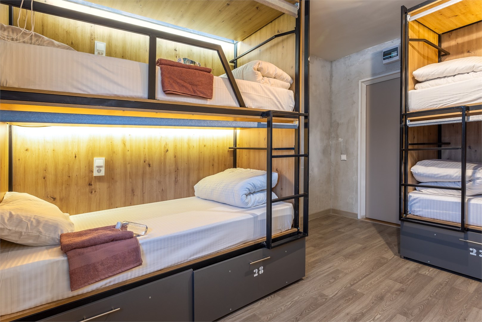 4. Кровать в общем 6-местном номере для мужчин в M&D Host