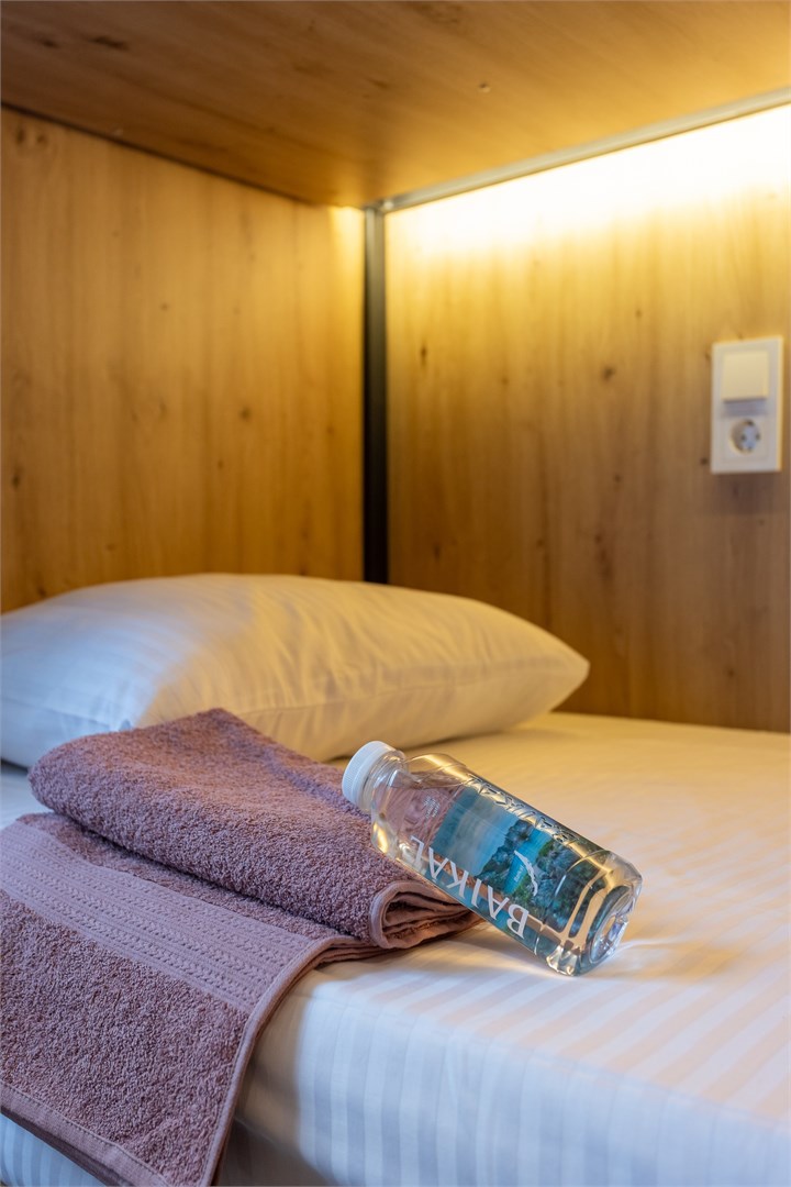 4. Кровать в общем 6-местном номере для мужчин в M&D Host