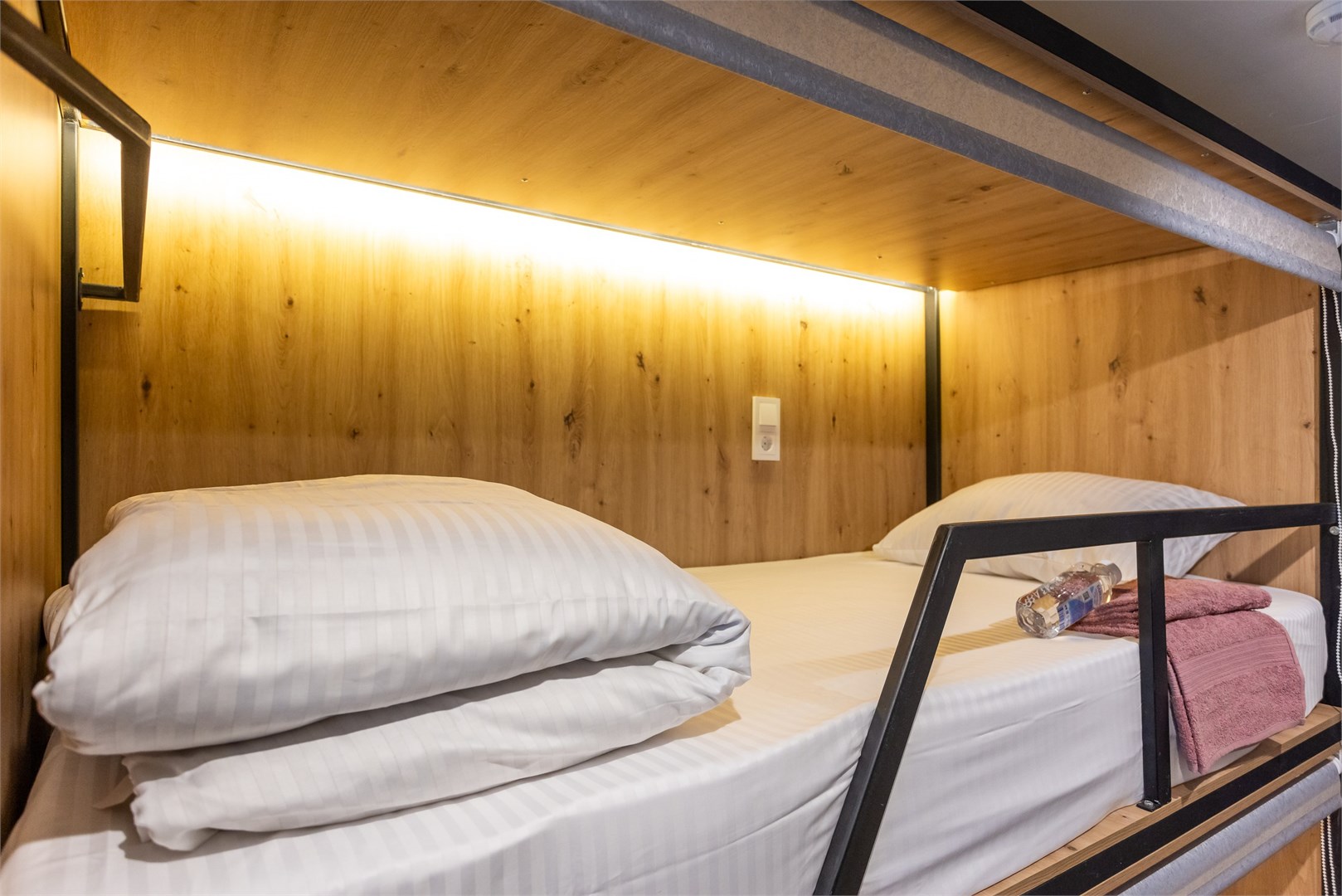 5. Кровать в общем 6-местном номере для мужчин в M&D Host