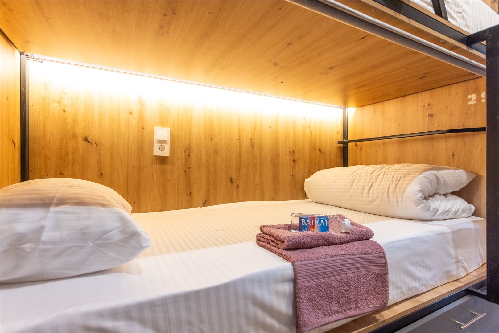 5. Кровать в общем 6-местном номере для мужчин в M&D Host