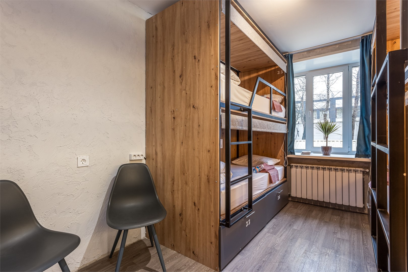 6. Кровать в общем 6-местном номере для женщин в M&D Host