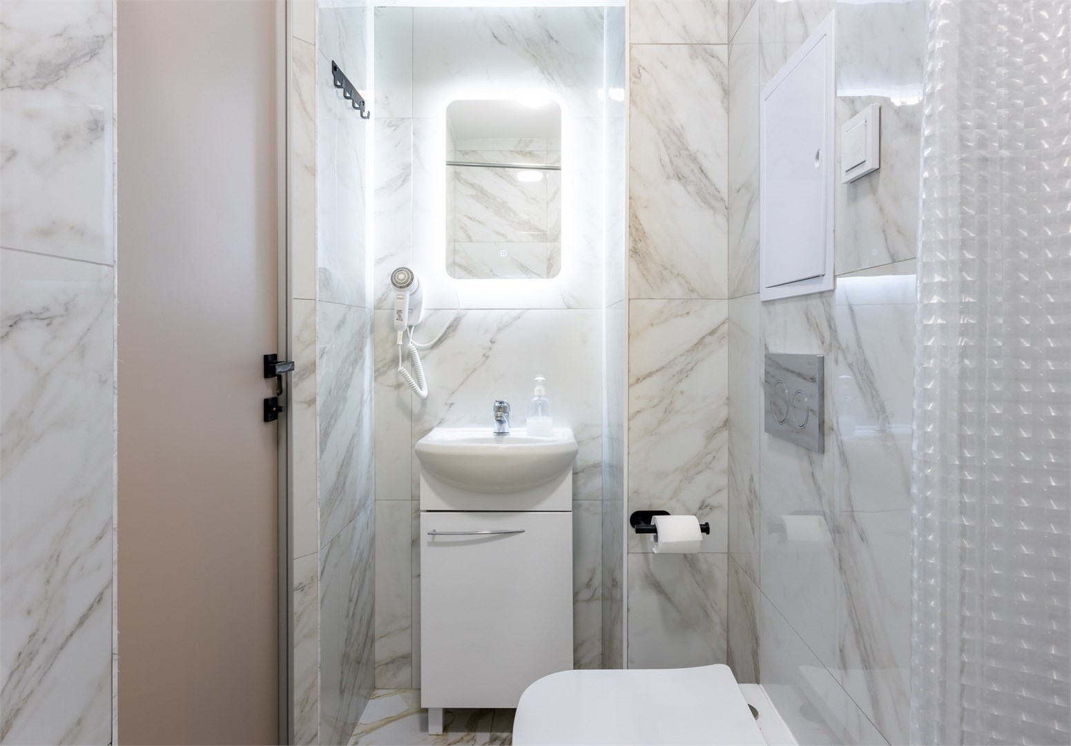 6. Кровать в общем 6-местном номере для женщин в M&D Host