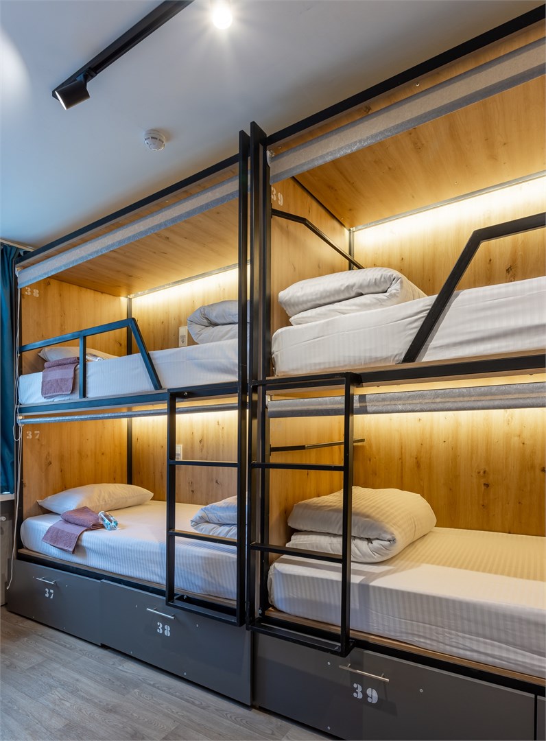 6. Кровать в общем 6-местном номере для женщин в M&D Host