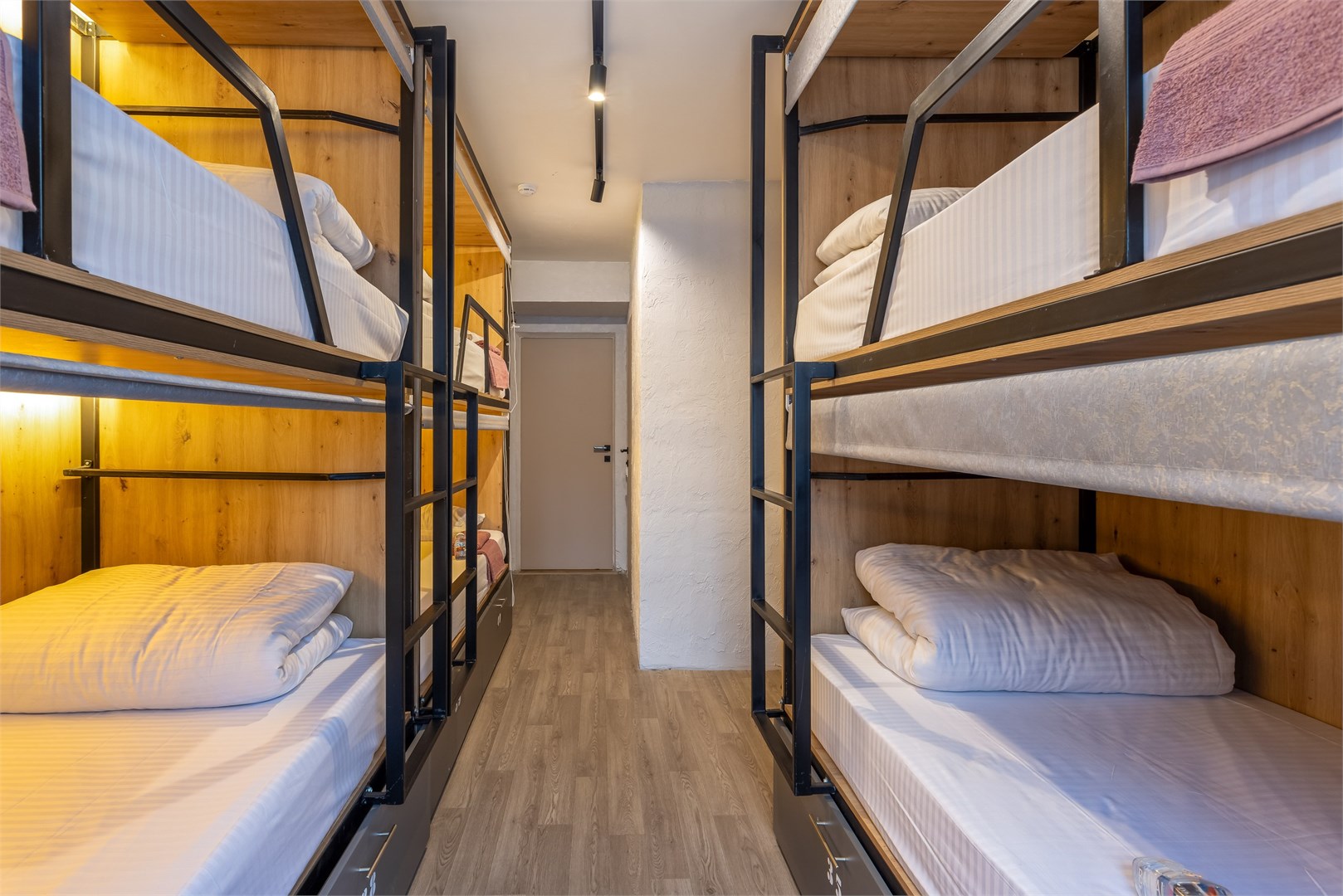 6. Кровать в общем 6-местном номере для женщин в M&D Host