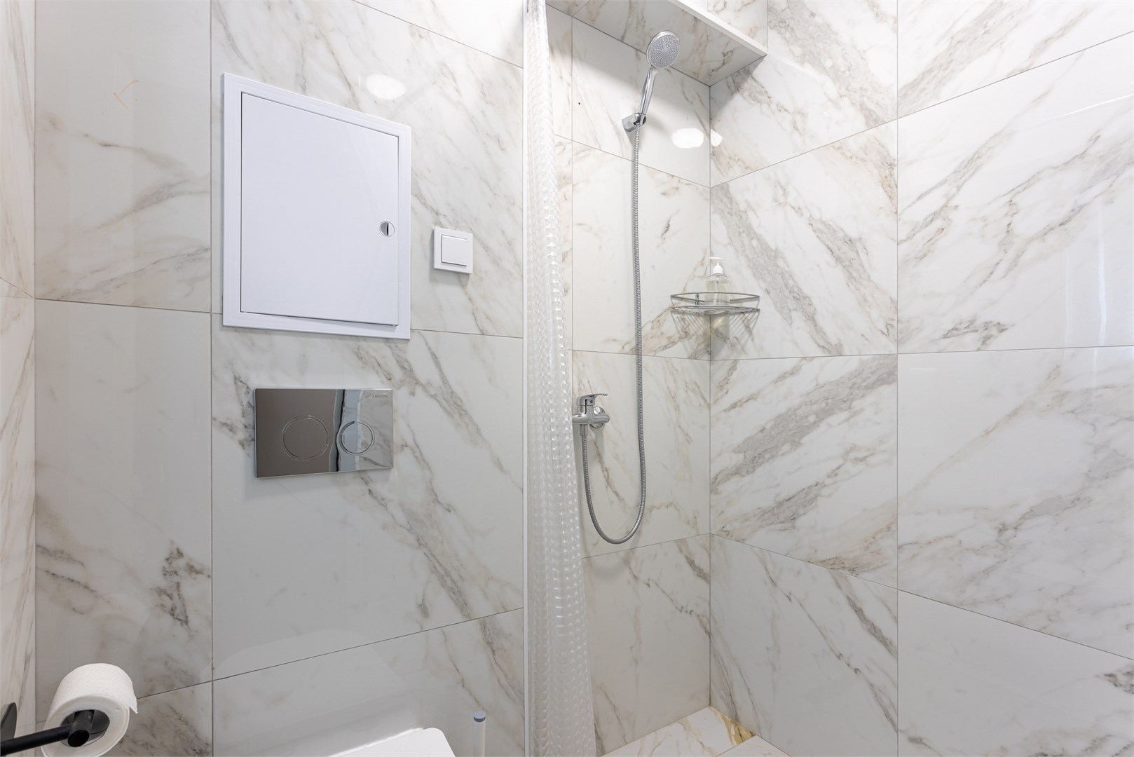 6. Кровать в общем 6-местном номере для женщин в M&D Host