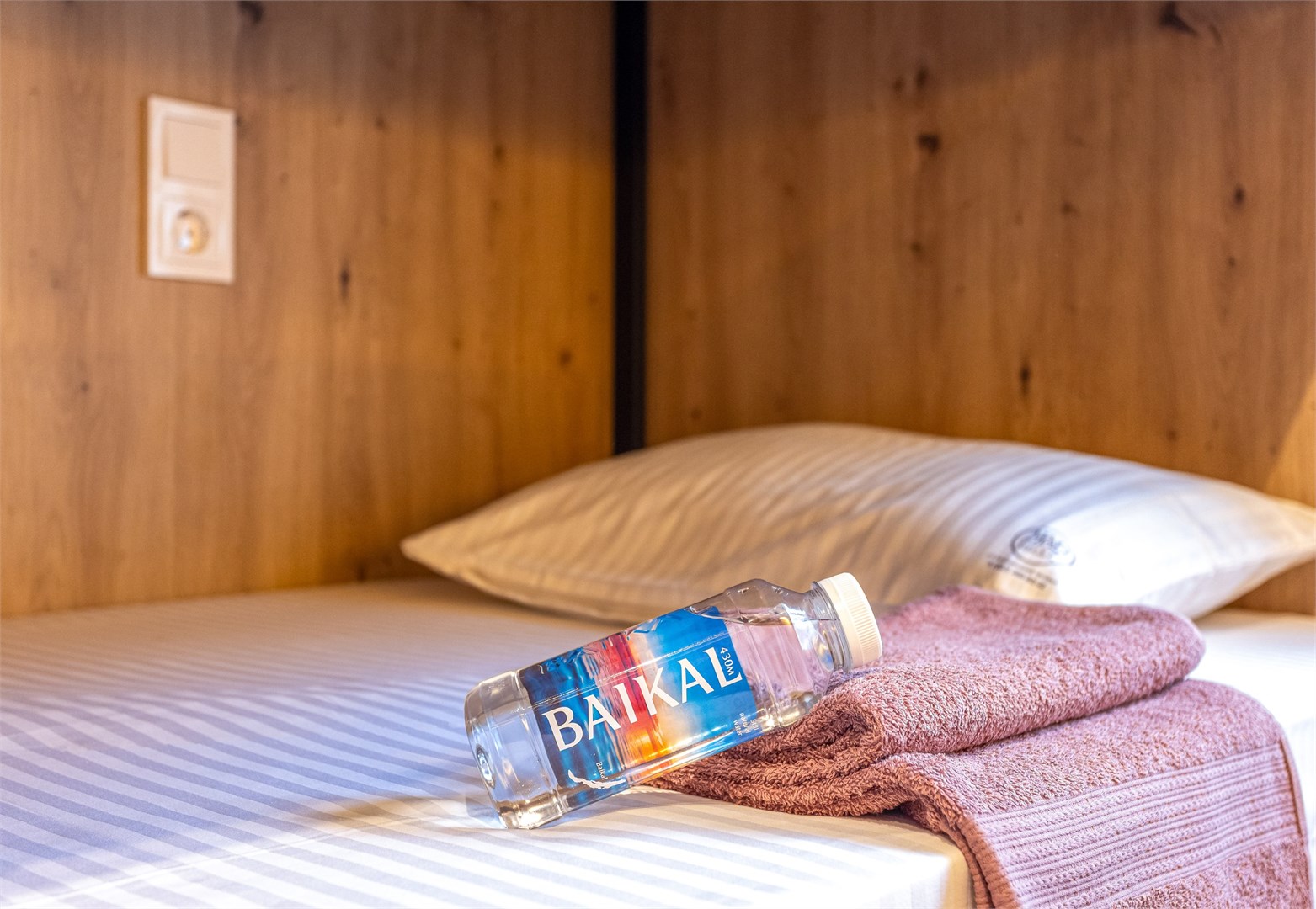 6. Кровать в общем 6-местном номере для женщин в M&D Host