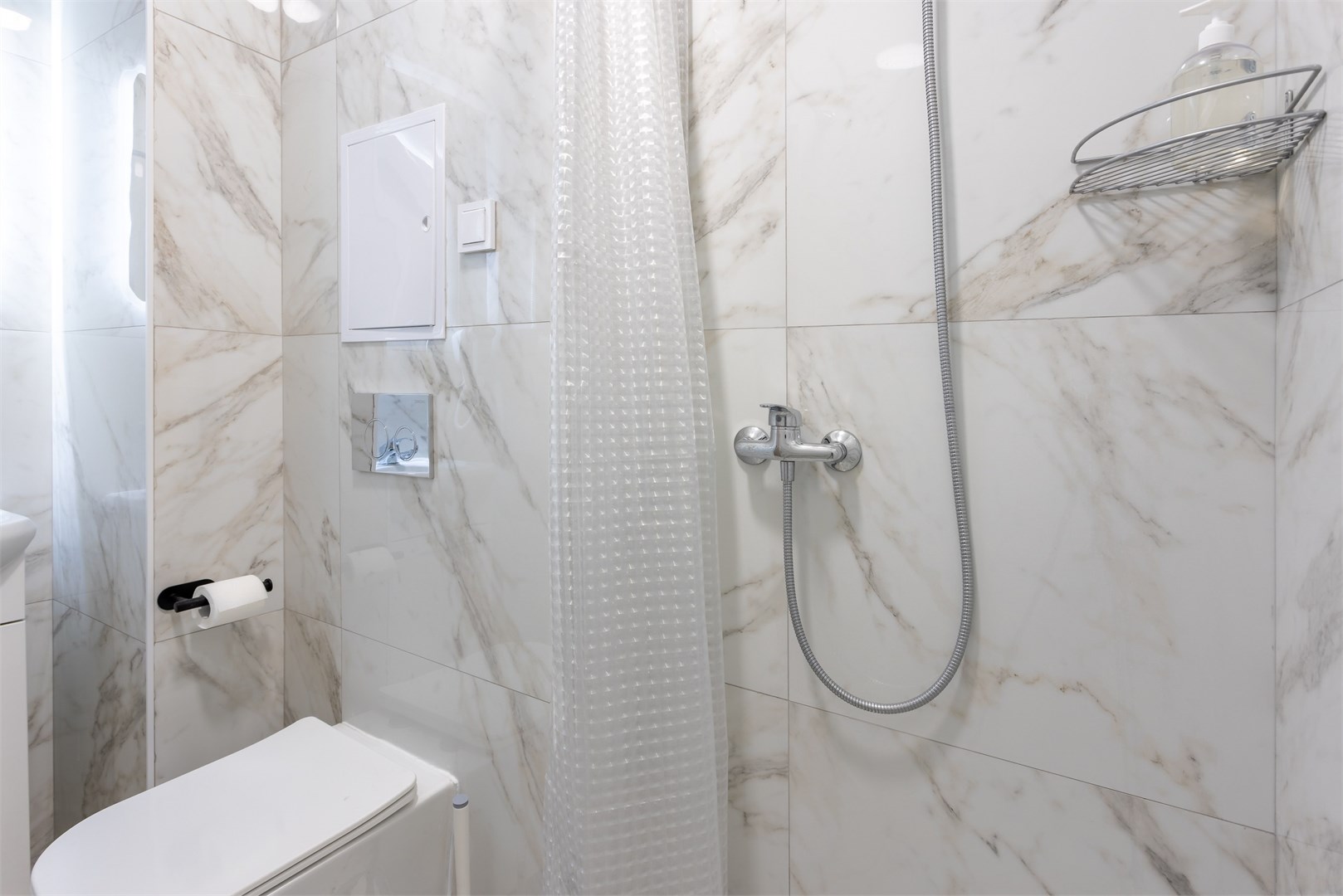 6. Кровать в общем 6-местном номере для женщин в M&D Host