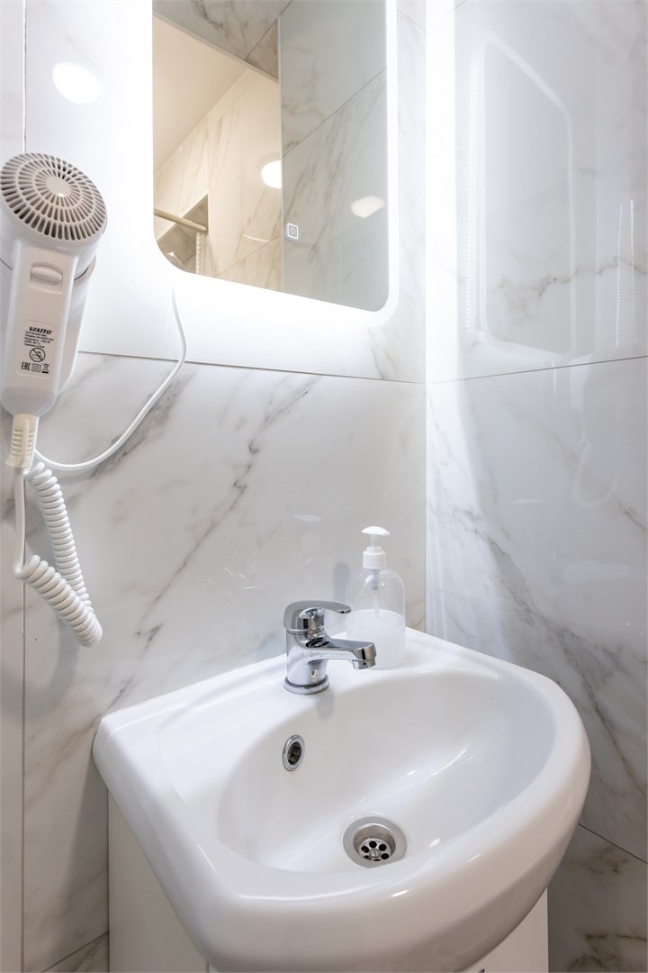 6. Кровать в общем 6-местном номере для женщин в M&D Host