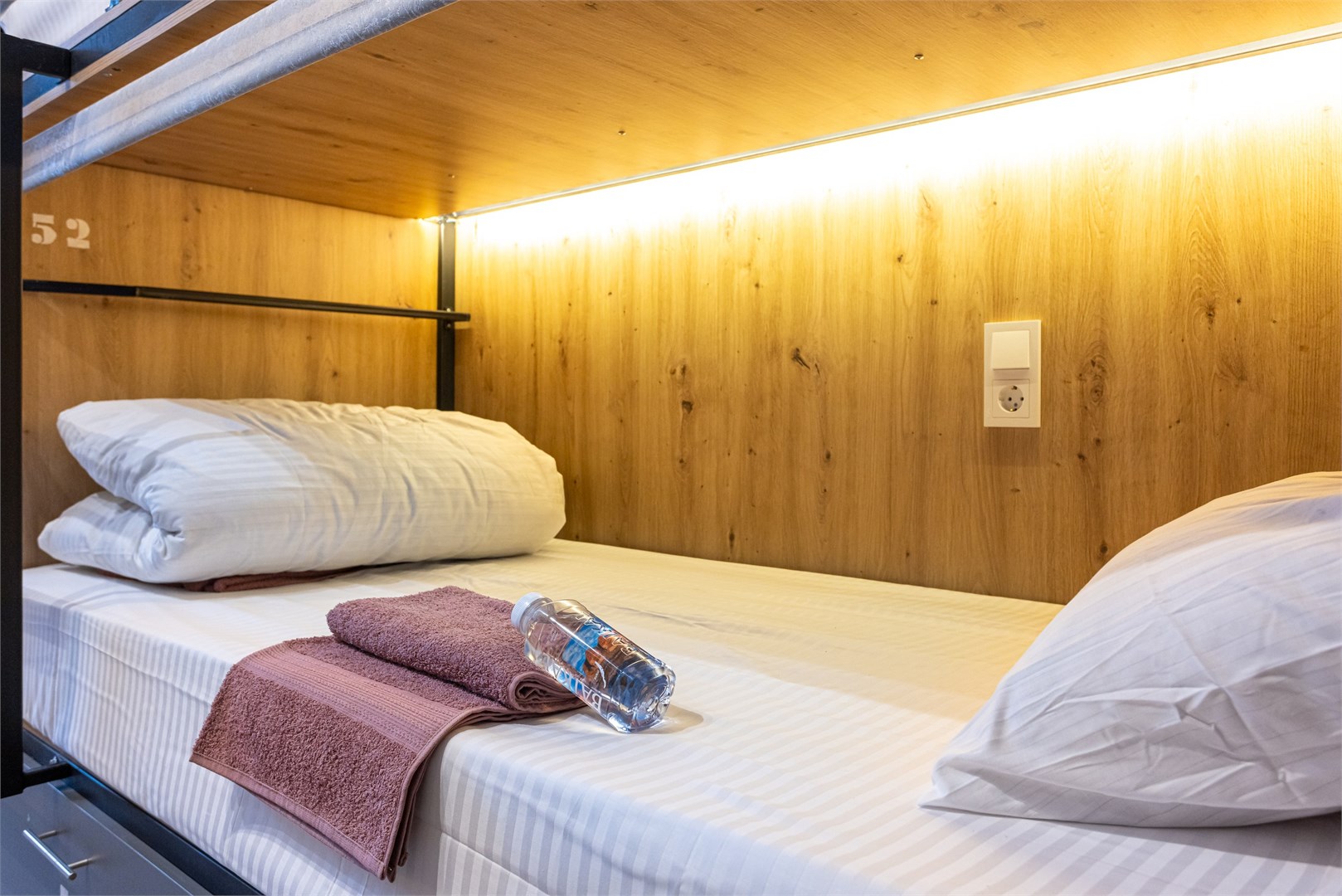 8. Кровать в общем 6-местном номере для женщин в M&D Host