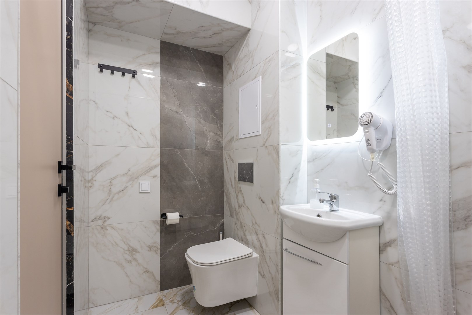 8. Кровать в общем 6-местном номере для женщин в M&D Host