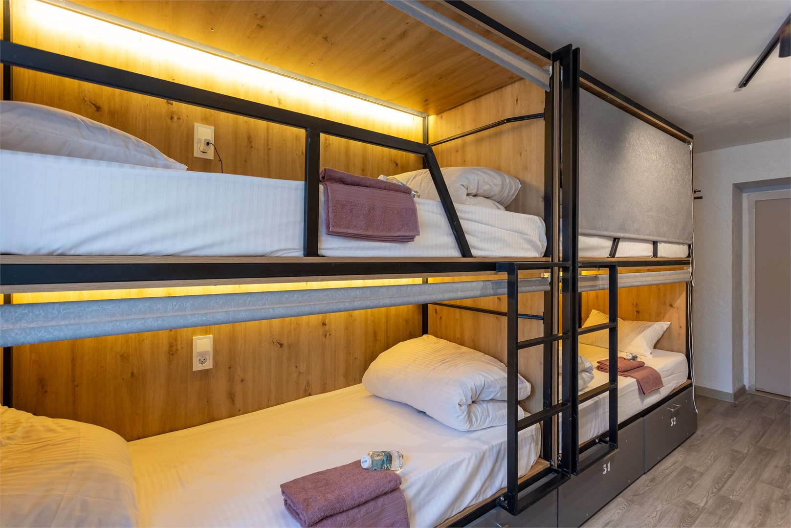 8. Кровать в общем 6-местном номере для женщин в M&D Host