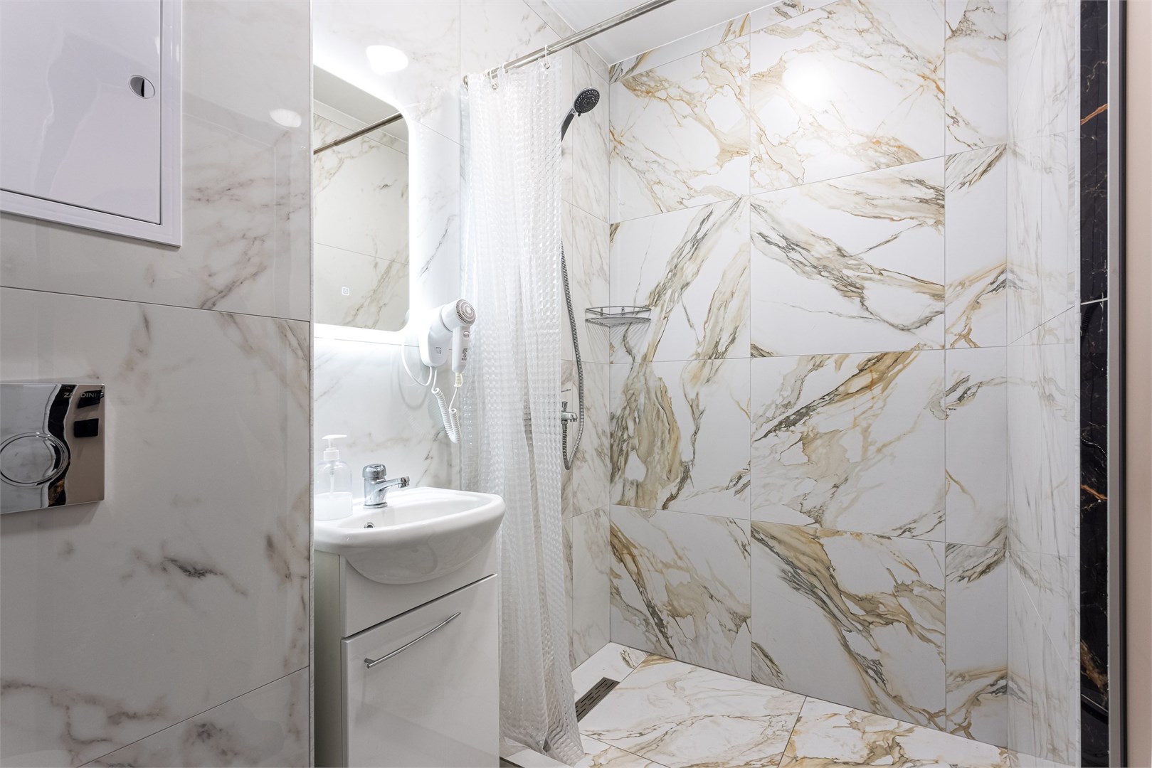 8. Кровать в общем 6-местном номере для женщин в M&D Host