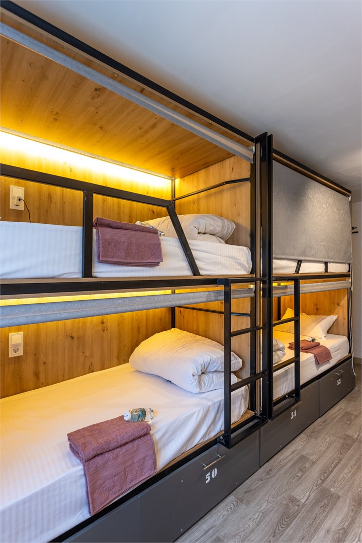 8. Кровать в общем 6-местном номере для женщин в M&D Host