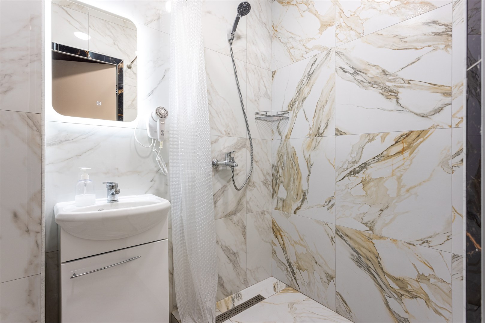 8. Кровать в общем 6-местном номере для женщин в M&D Host