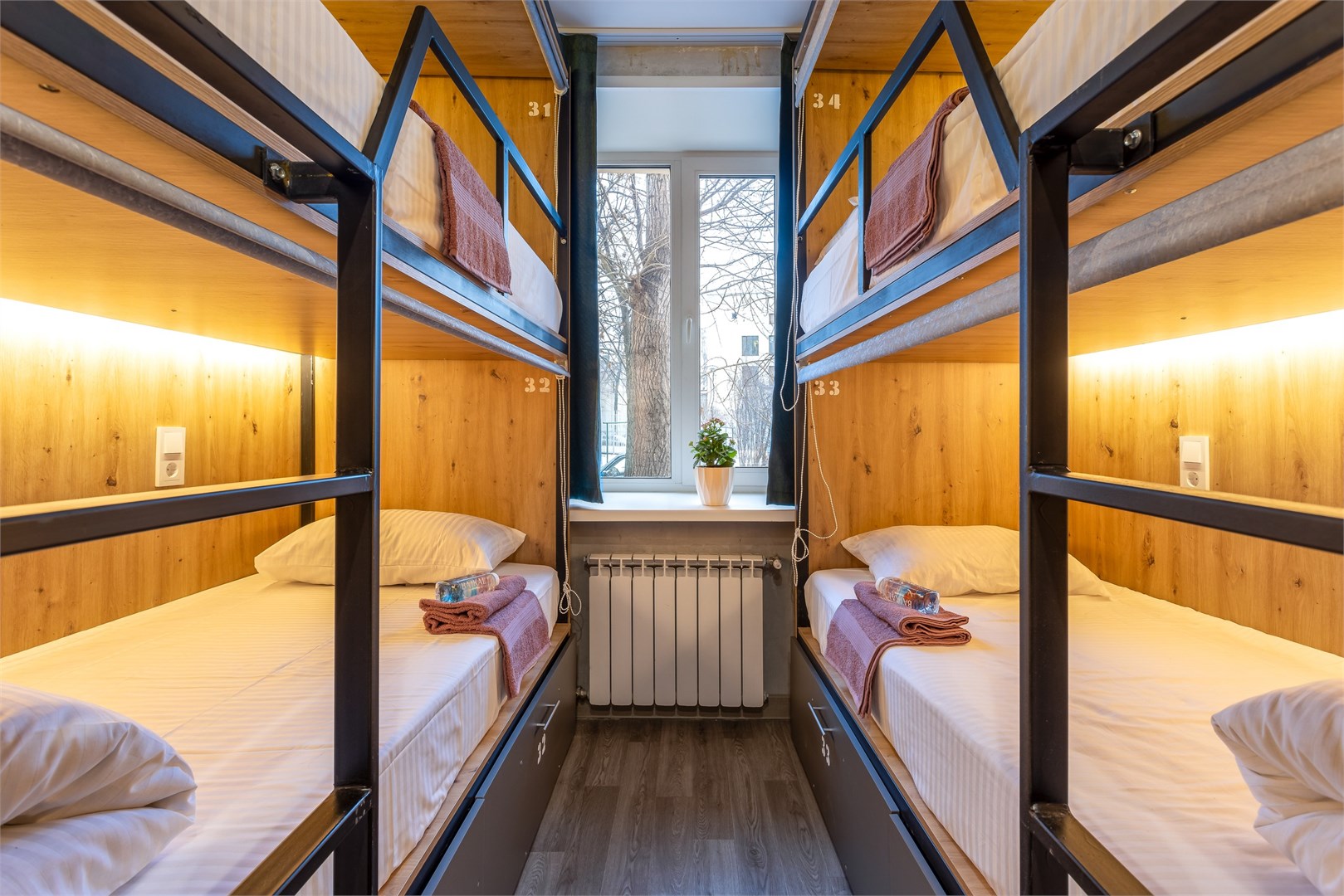 9. Кровать в общем 6-местном номере для мужчин в M&D Host