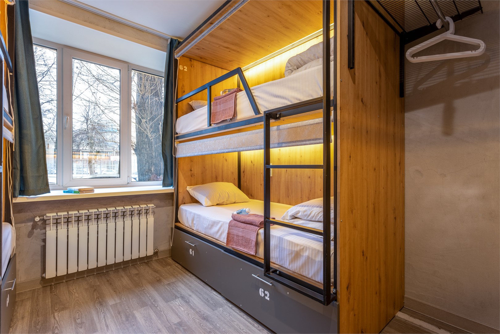 11. Кровать в общем 6-местном номере для мужчин в M&D Host