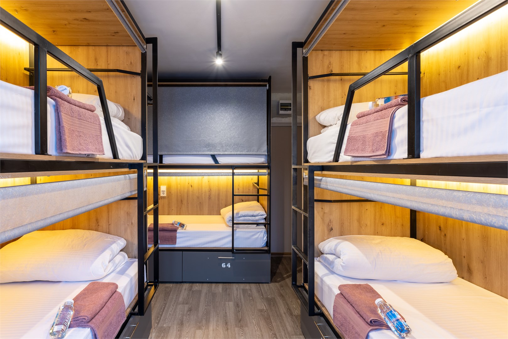 11. Кровать в общем 6-местном номере для мужчин в M&D Host