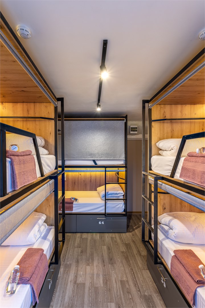 11. Кровать в общем 6-местном номере для мужчин в M&D Host