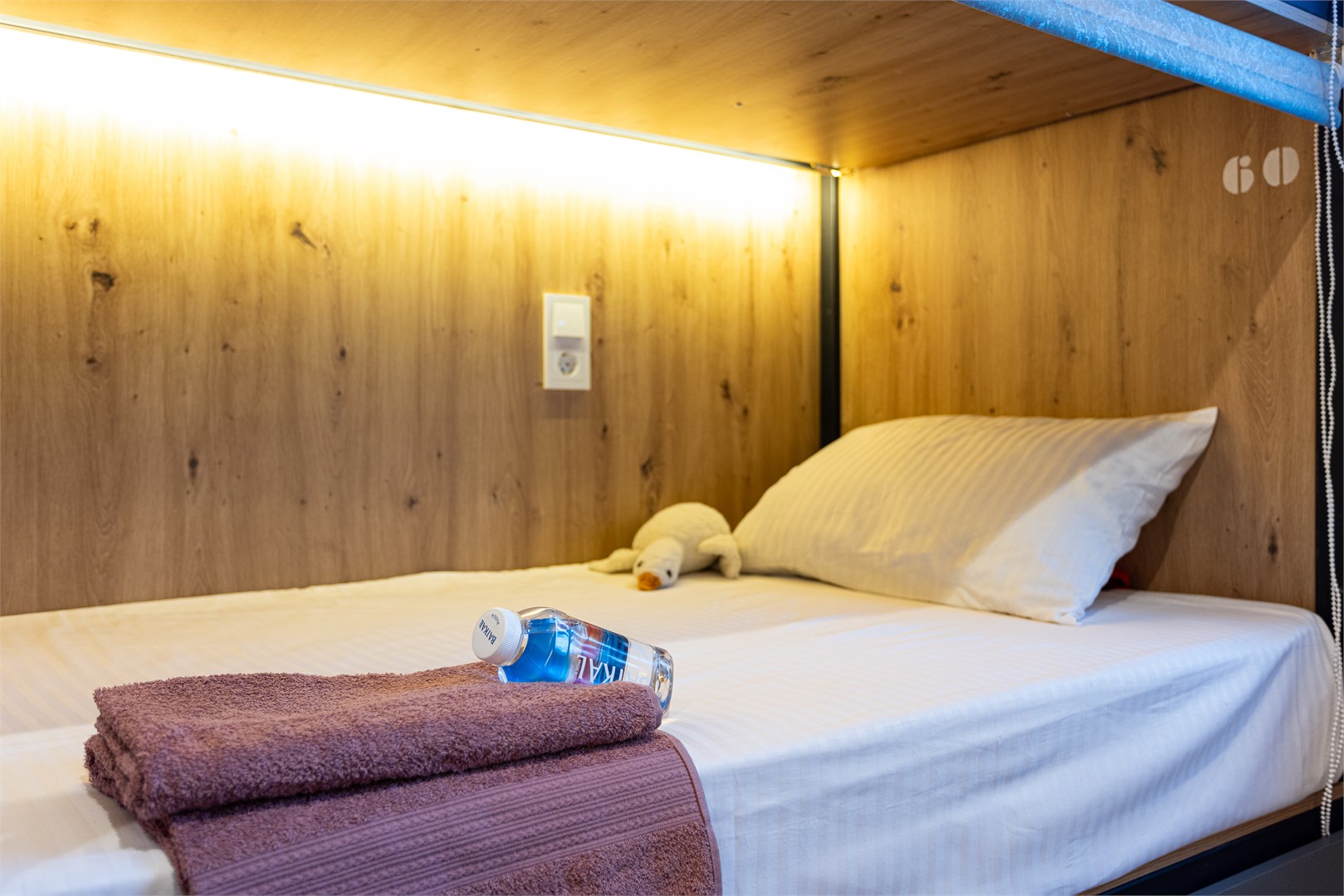 11. Кровать в общем 6-местном номере для мужчин в M&D Host