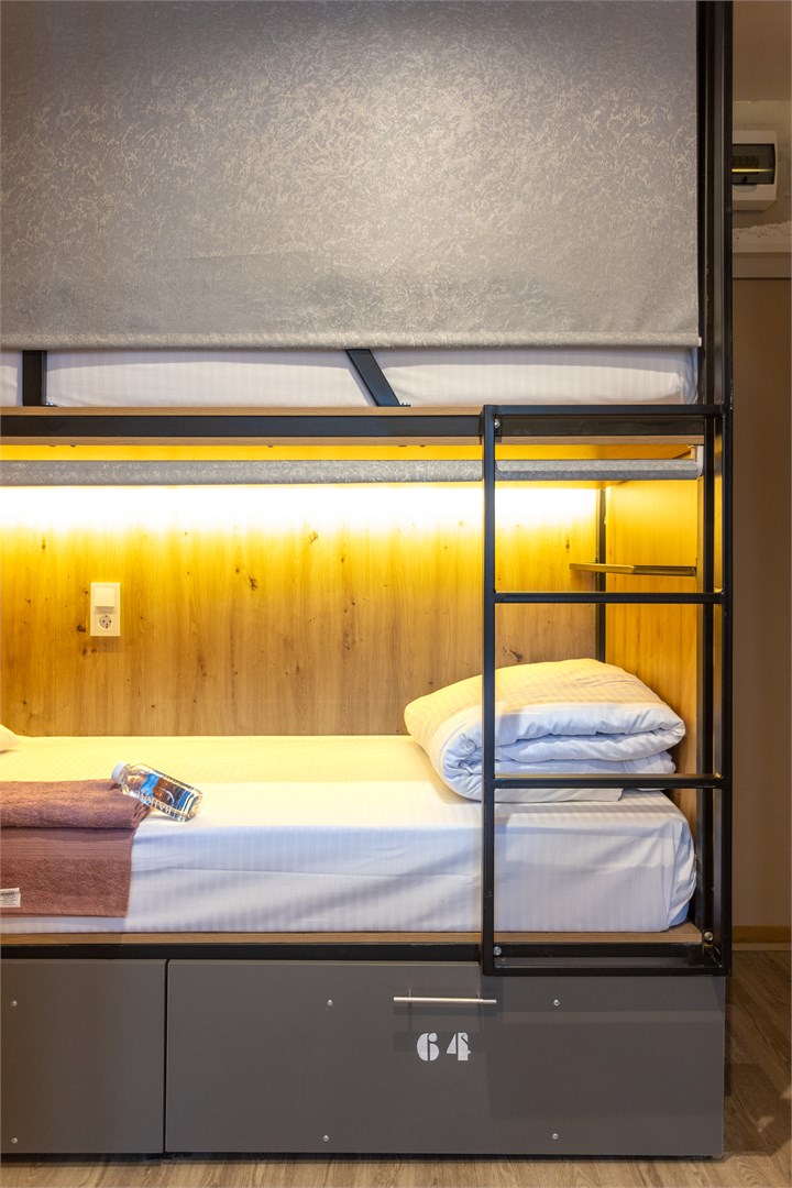 11. Кровать в общем 6-местном номере для мужчин в M&D Host
