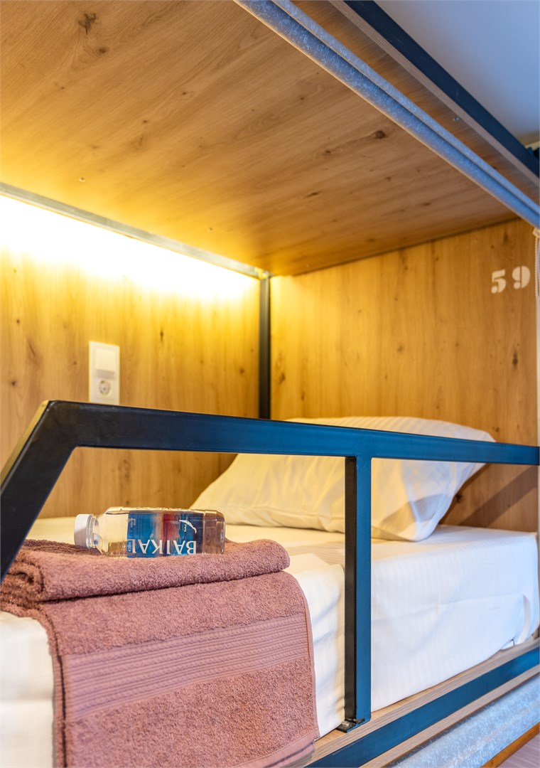 11. Кровать в общем 6-местном номере для мужчин в M&D Host