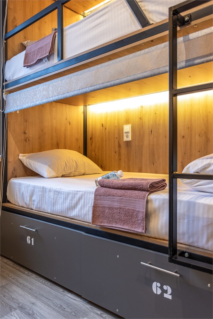 11. Кровать в общем 6-местном номере для мужчин в M&D Host