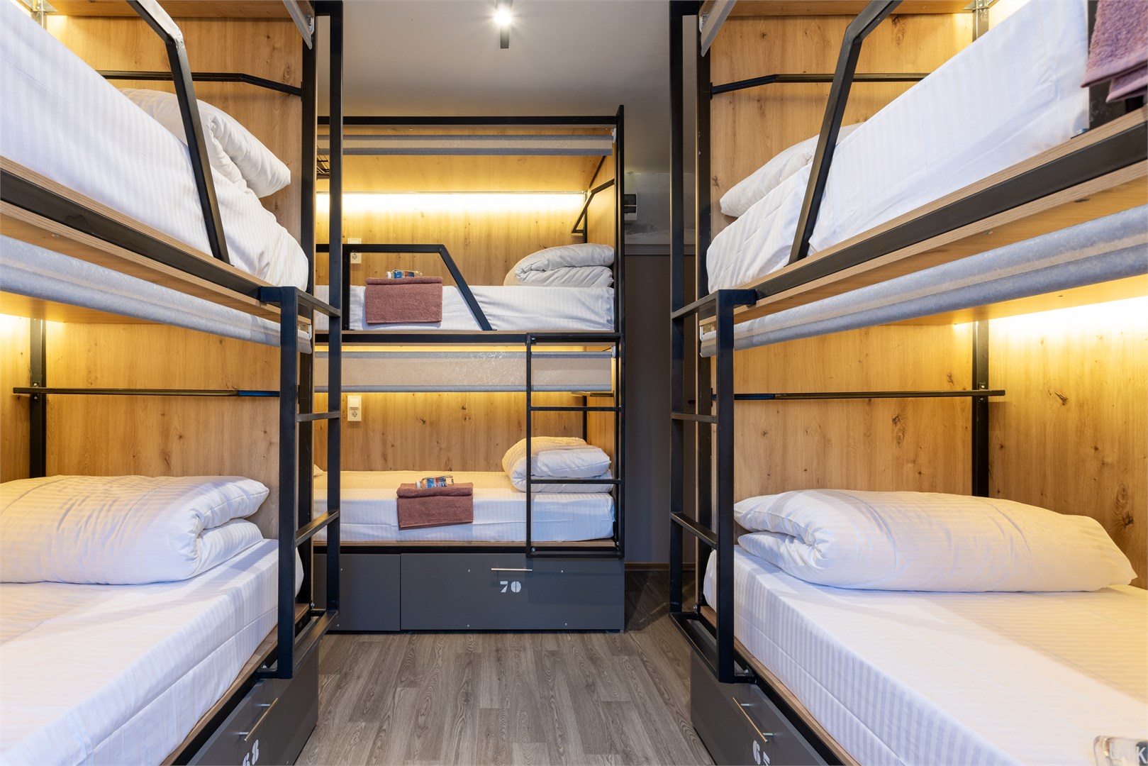 13. Кровать в общем 6-местном номере для мужчин в M&D Host