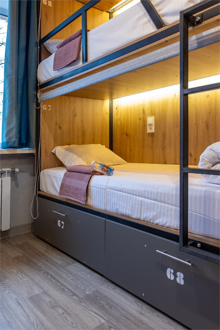 13. Кровать в общем 6-местном номере для мужчин в M&D Host