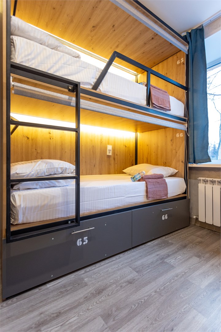 13. Кровать в общем 6-местном номере для мужчин в M&D Host