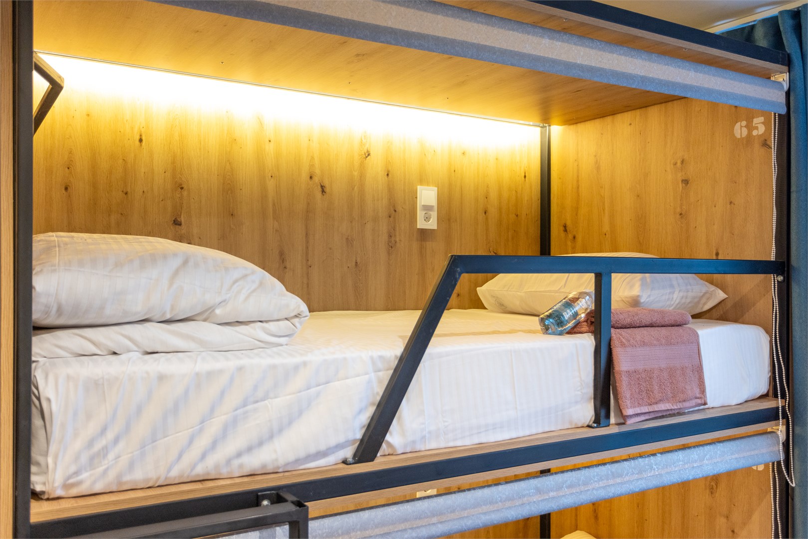 13. Кровать в общем 6-местном номере для мужчин в M&D Host