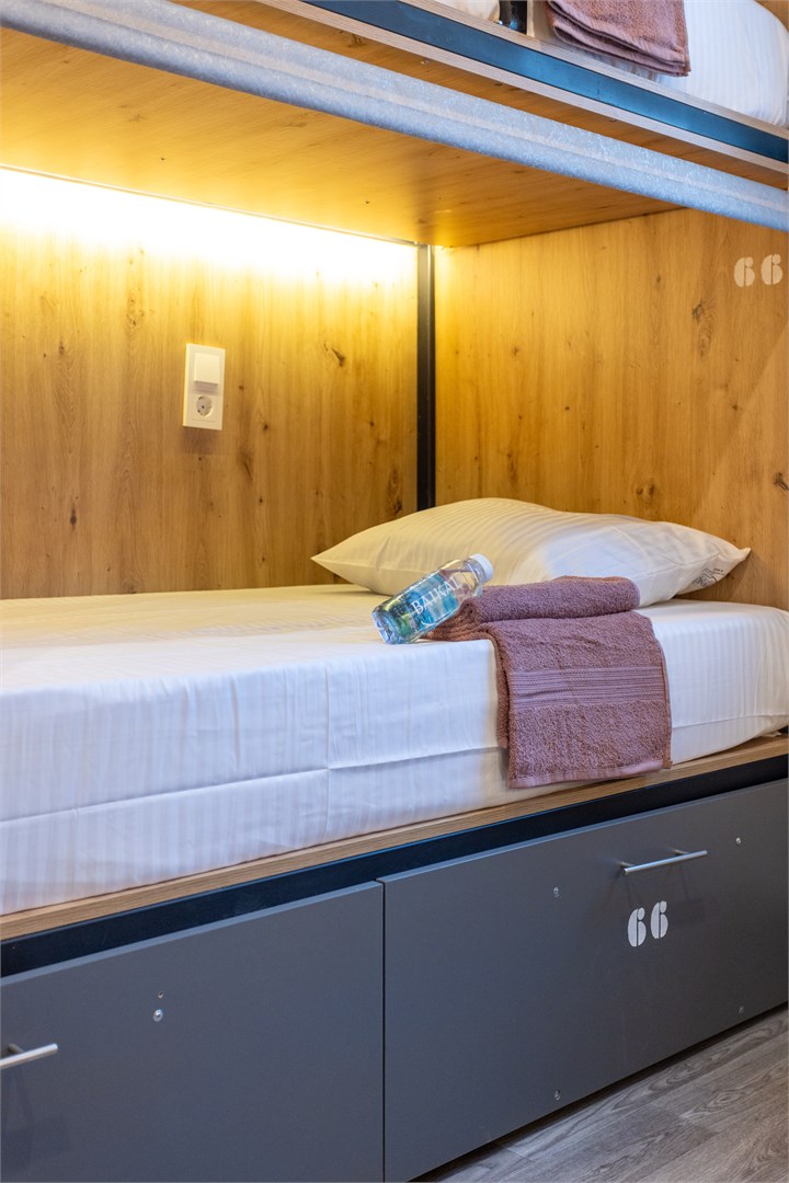 13. Кровать в общем 6-местном номере для мужчин в M&D Host