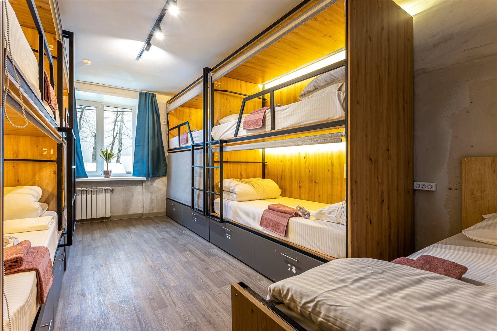 14. Кровать в общем 9-местном номере для мужчин в M&D Host