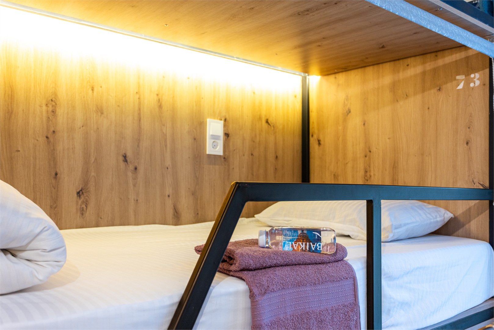 14. Кровать в общем 9-местном номере для мужчин в M&D Host