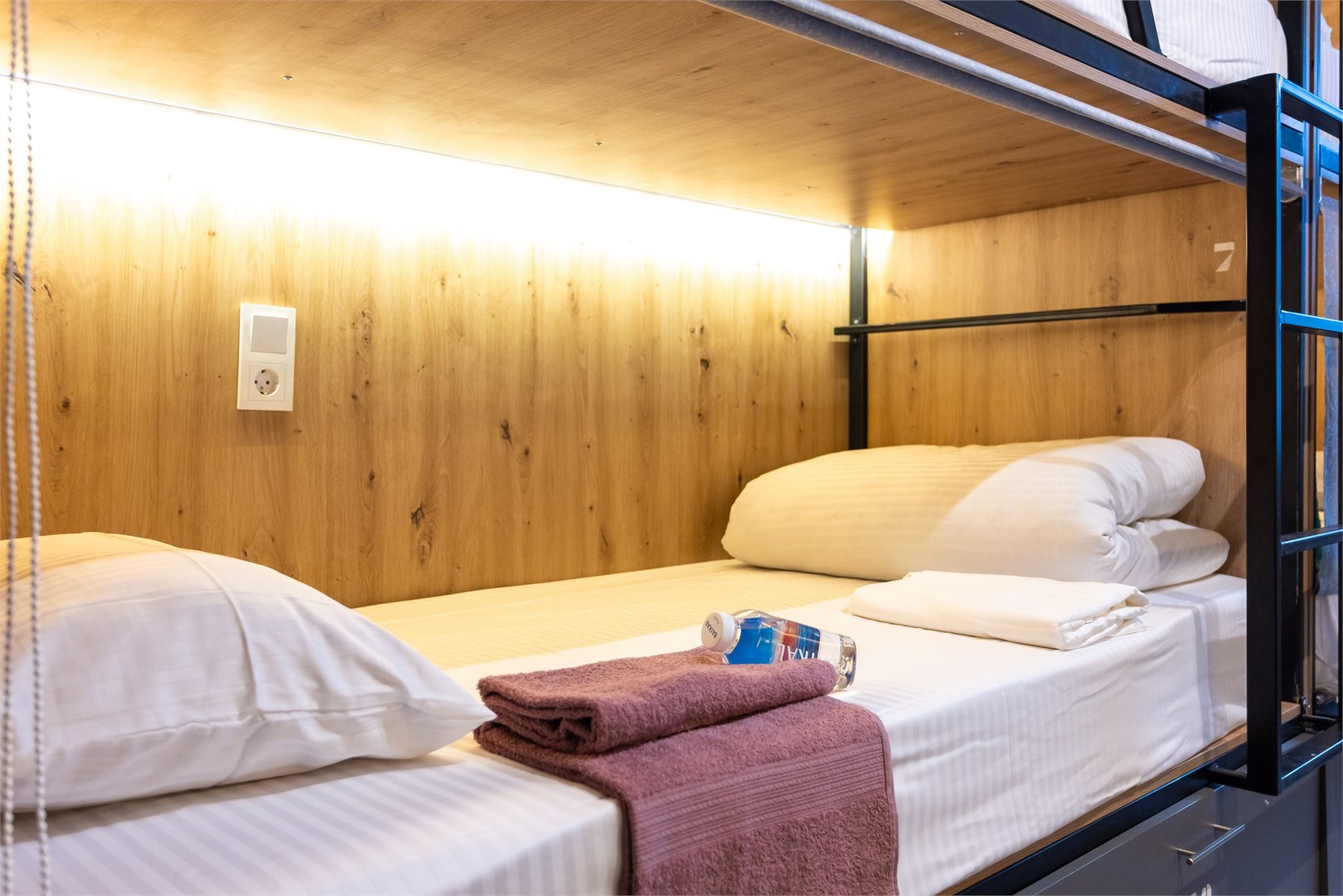 14. Кровать в общем 9-местном номере для мужчин в M&D Host