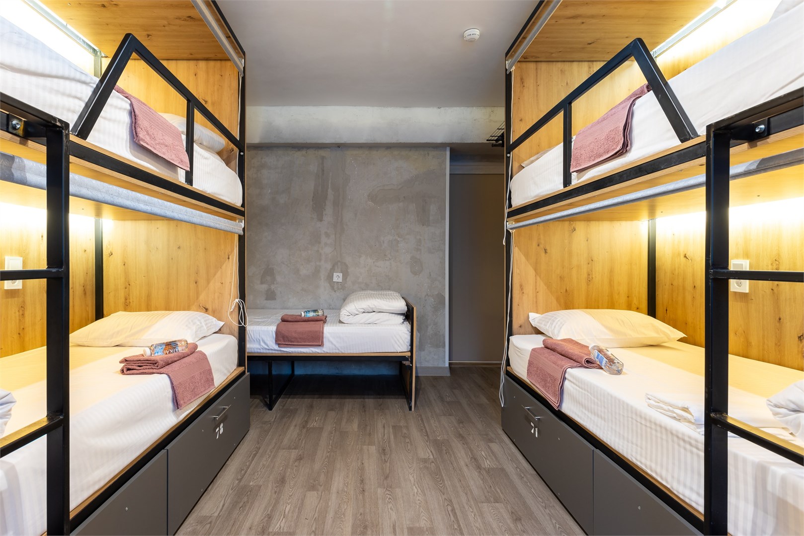14. Кровать в общем 9-местном номере для мужчин в M&D Host