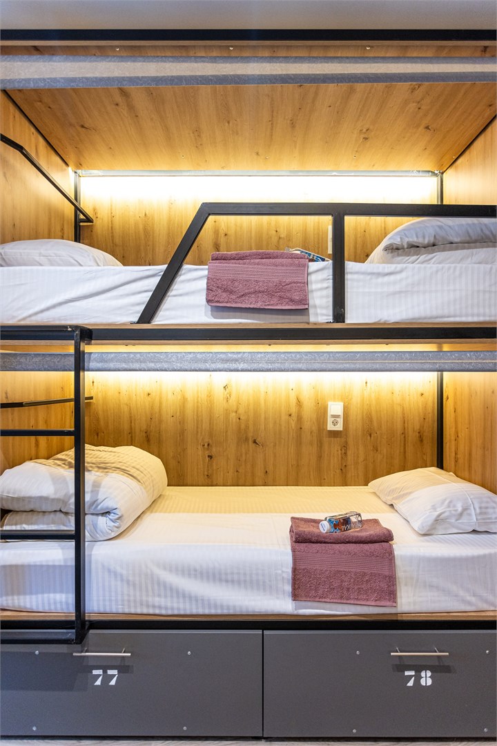 14. Кровать в общем 9-местном номере для мужчин в M&D Host