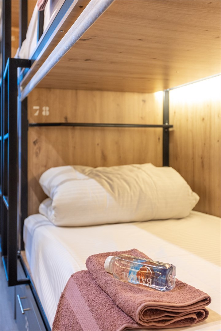 14. Кровать в общем 9-местном номере для мужчин в M&D Host