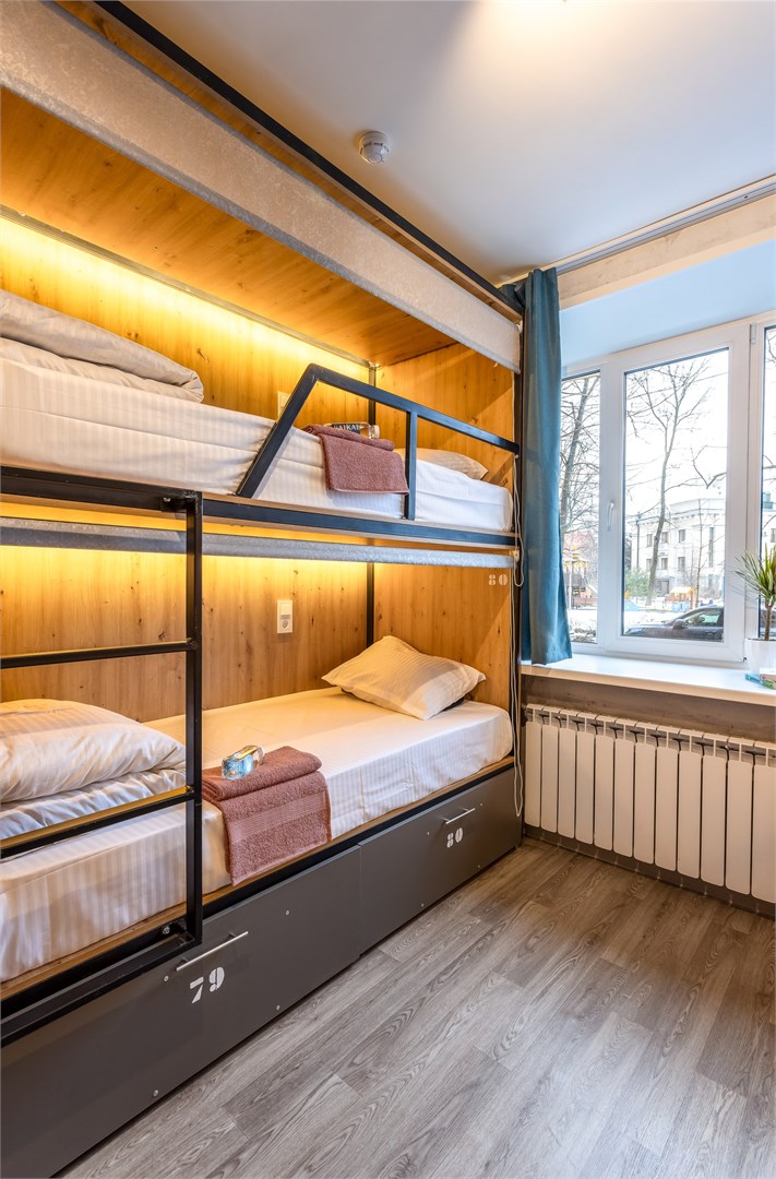 15. Кровать в общем 6-местном номере для мужчин в M&D Host