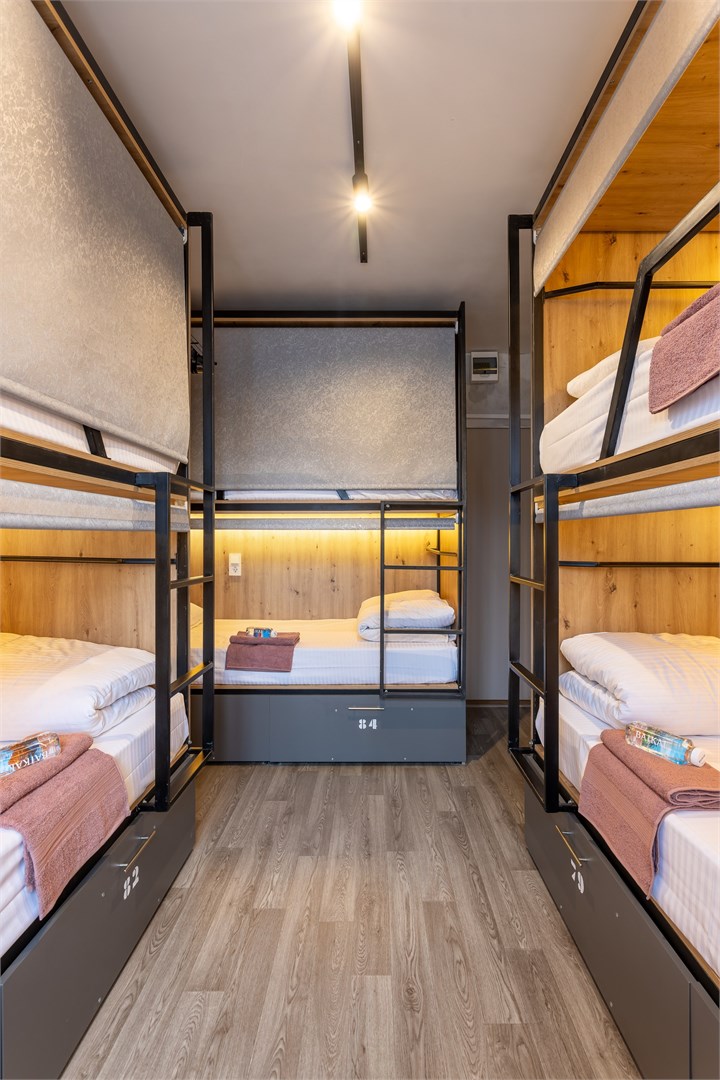 15. Кровать в общем 6-местном номере для мужчин в M&D Host