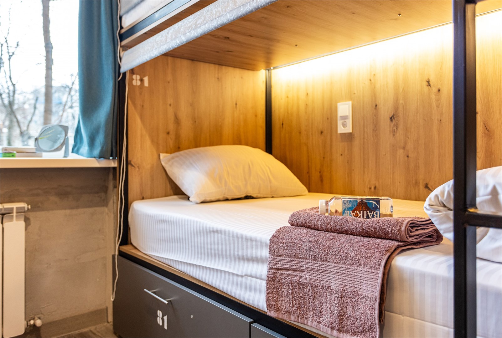 15. Кровать в общем 6-местном номере для мужчин в M&D Host