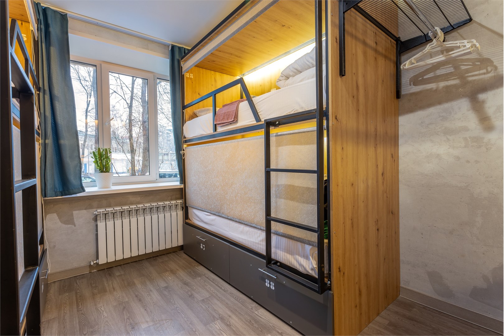 21. Кровать в общем 6-местном номере для мужчин в M&D Host